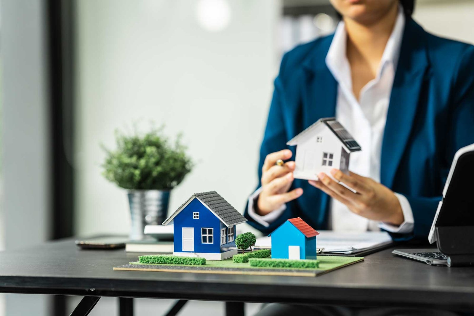 mujer eligiendo la mejor casa