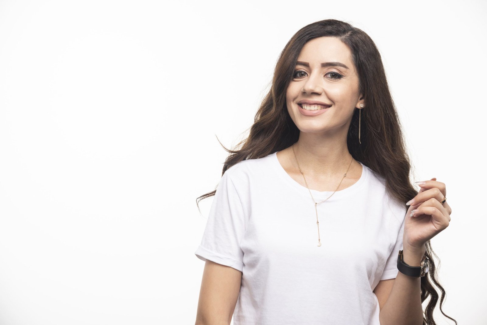 mujer-joven-polo-blanco